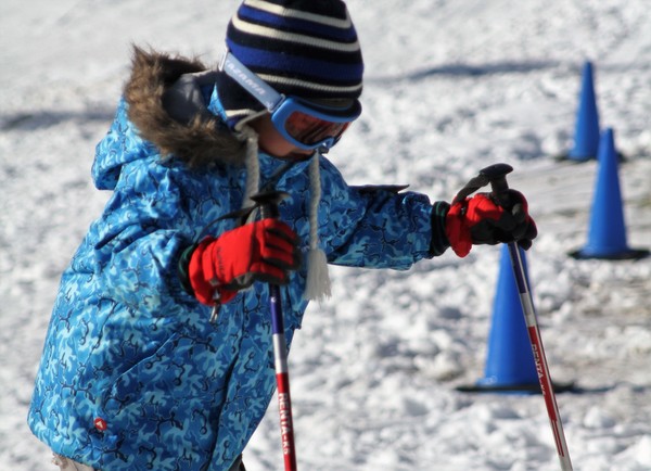 子供は何歳からスキーができる？